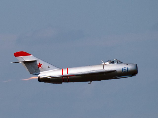 На фото: МиГ-17, первым из серийных истребителей допускал достижение скорости звука, но для боевых полётов считался околозвуковым. 