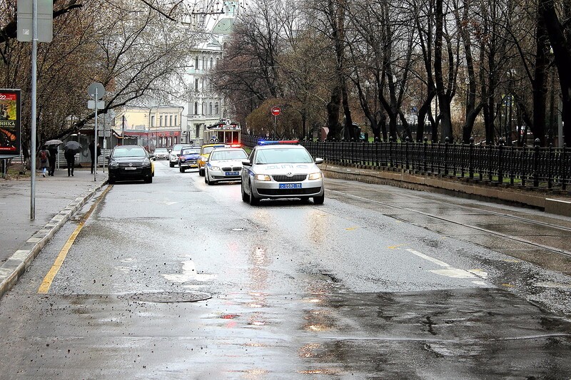 А вот и начало проезда. Первыми идут автомобили ГАИ сверкая люстрой.