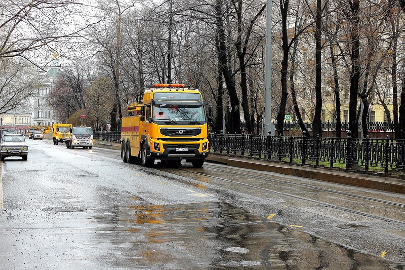 Колонну замыкают технички.