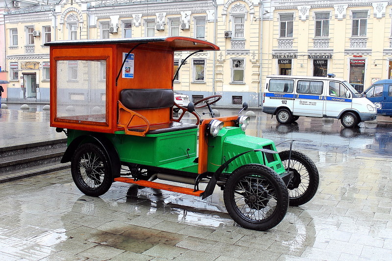 Мультяшный автомобиль изготовленный работниками Мосгортранса.