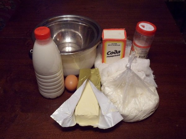Итак, нам понадобится : 500гр нежирного творога (нужен хороший без пальмы и сои) 1 литр молока 150гр сливочного масла 1 яйцо соль, сода посуда для "бани" , чистая марля