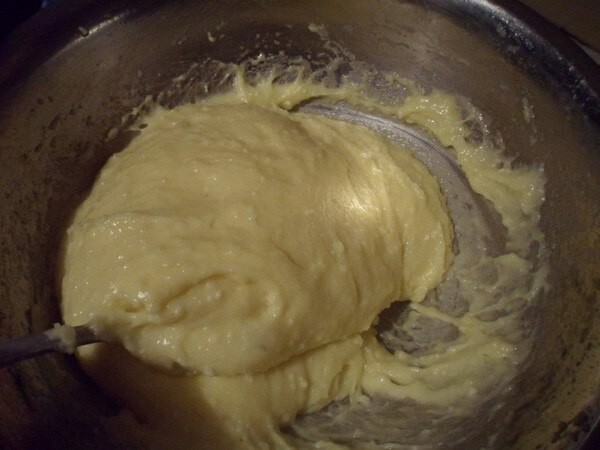 6. В горячую массу добавляем соль(чайную ложку) и яйцо. Не забываем всё время интенсивно перемешивать.