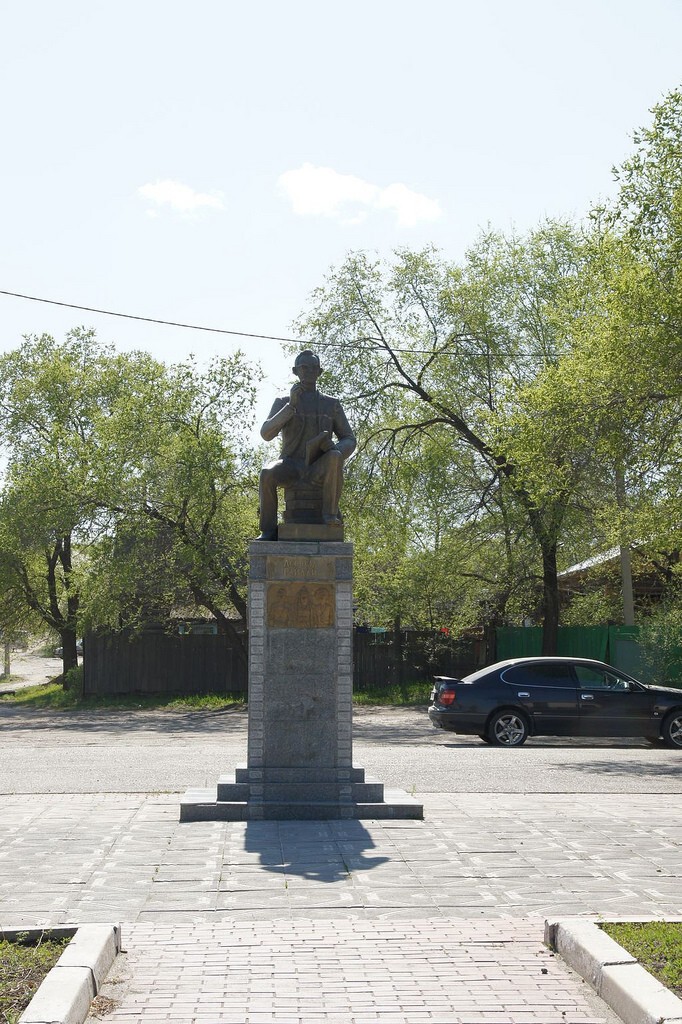 Памятник Леониду Гайдаю в г. Свободном