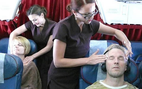 6. Авиакомпания, которая предлагает бесплатный массаж пассажирам эконом-класса