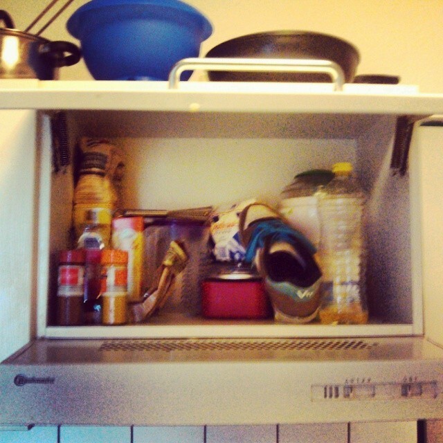 В кухонном шкафчике могут поджидать необъяснимые находки