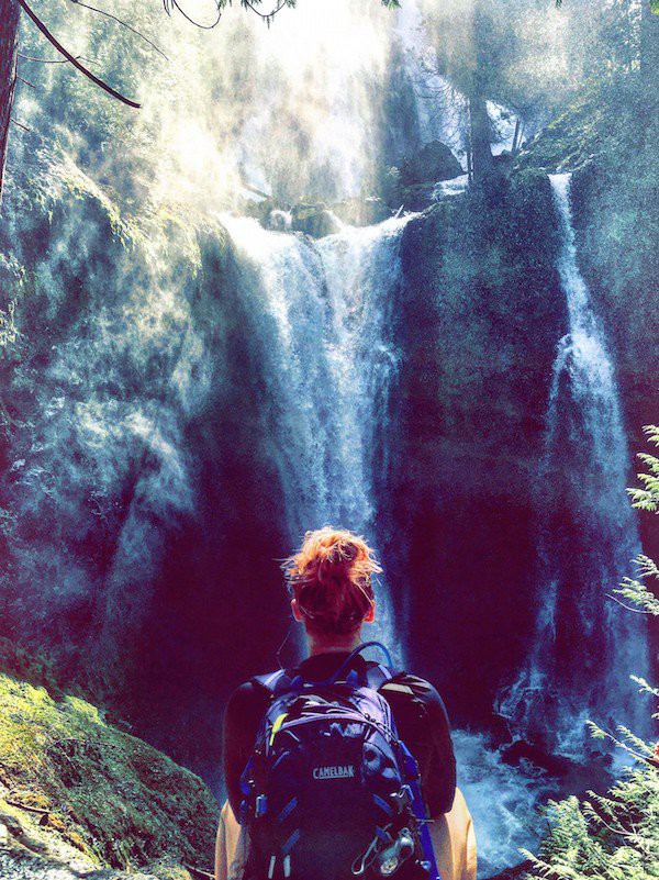 Девушка у водопада 