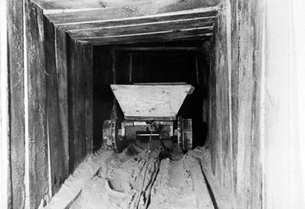 При строительстве тоннеля использовались вагонетки.