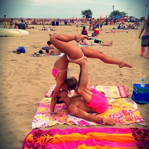 Гимнастки на пляже, это красиво !