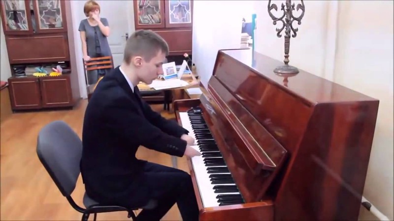 Российский подросток, рожденный без рук, виртуозно играет на пианино