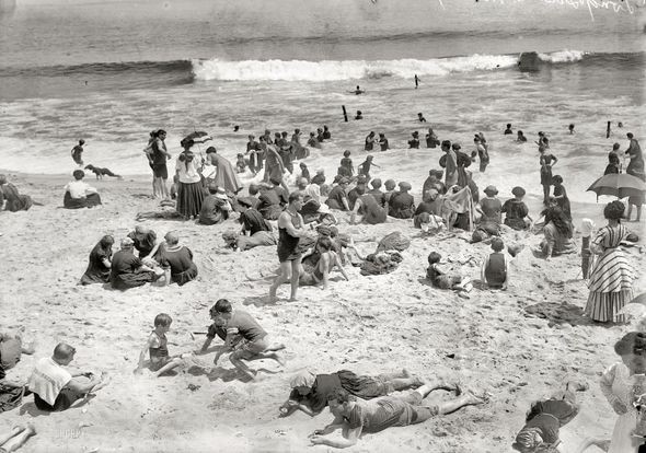 Как отдыхали на пляже 100 лет назад !
