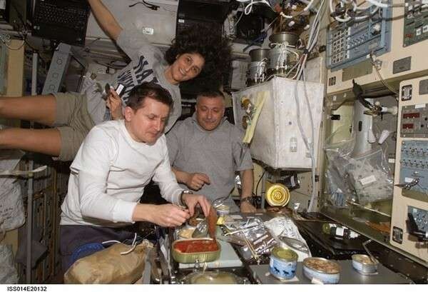 Аппетит приходит во время полёта: как и чем кормят космонавтов