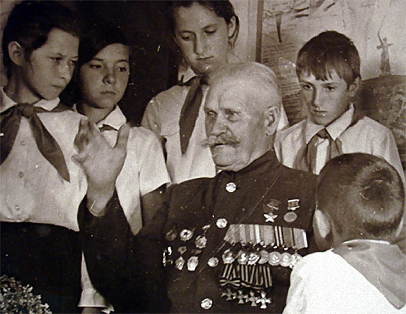 Три войны: полного Георгиевского кавалера, Героя Советского Союза казака Недорубова