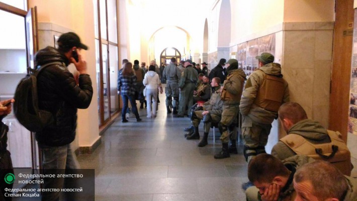 Киевским ларечникам не дали взять мэрию штурмом таинственные зеленые человечки
