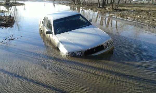 В лужи в Омске лучше не заезжать