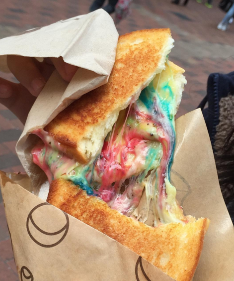 Сэндвич с разноцветным сыром