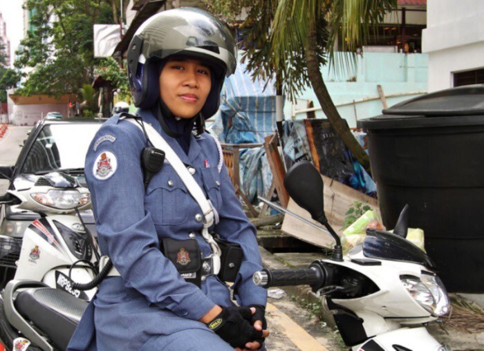 Очаровательные девушки-полицейские из разных стран мира