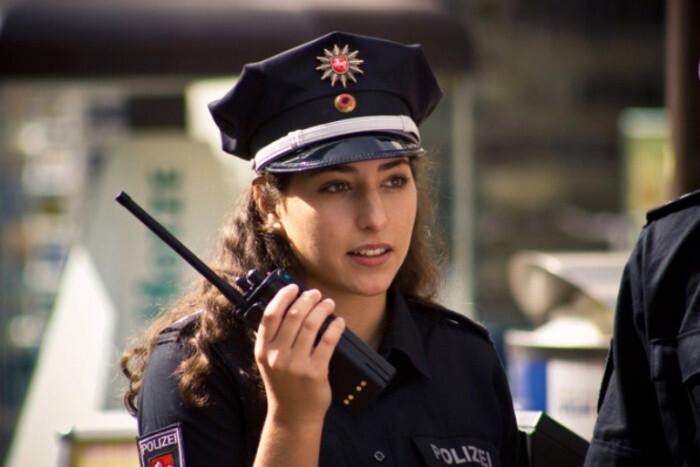 Очаровательные девушки-полицейские из разных стран мира