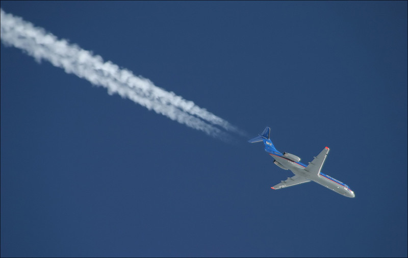 Что за след оставляют самолеты в небе?