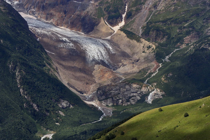 Алибекский ледник: красивый, доступный и опасный