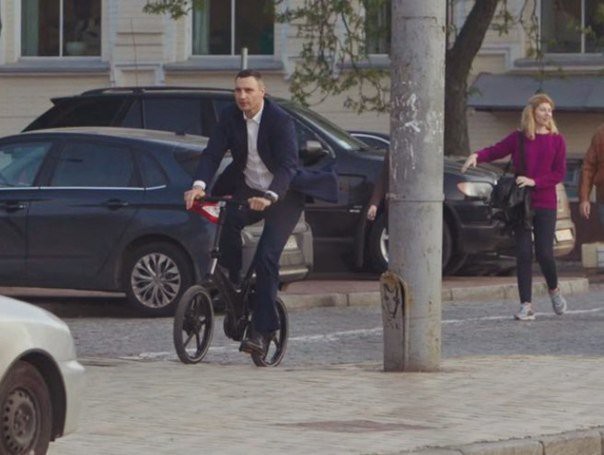 Мэр Киева Виталий Кличко упал с велосипеда по дороге на работу, попытавшись заехать на бордюр