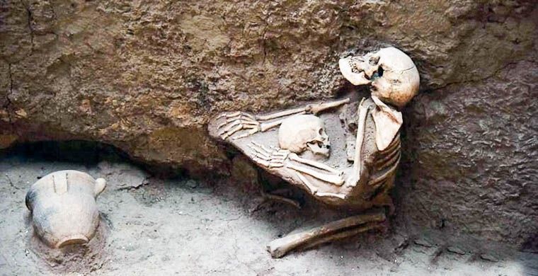 4. Любовь сквозь вечность: 4000-летние скелеты матери и ребенка, умерших обнявшимися, обнаружили в Китае.