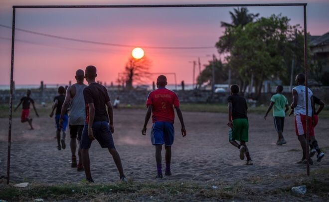 Мужчины почти каждый день собираются недалеко от гостиницы, чтобы поиграть в футбол.
