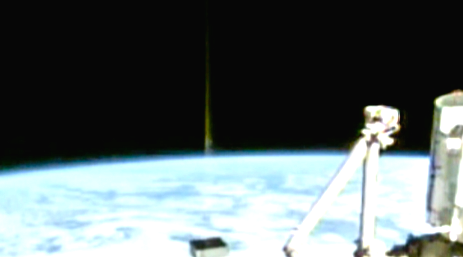 С МКС сняли взлет НЛО которое выпустив луч исчезло в "кротовой норе"