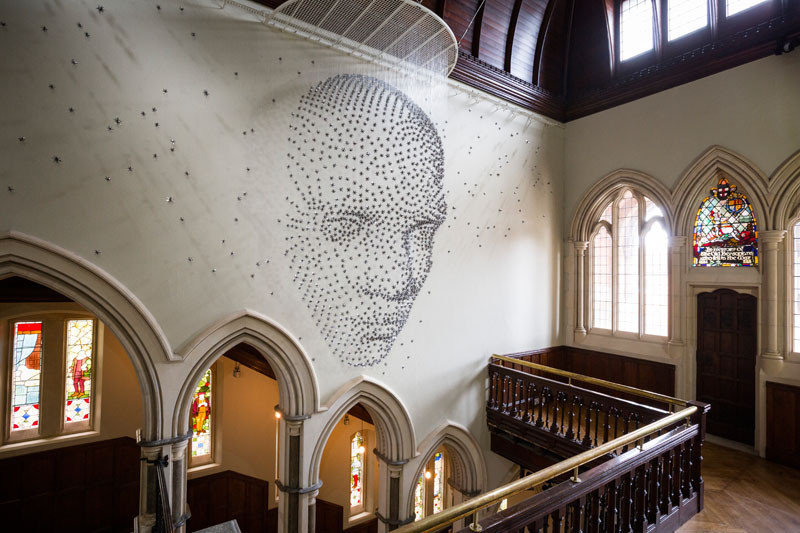 Фантастическая инсталляция: художник сделал 3D изображение из металлических звёзд