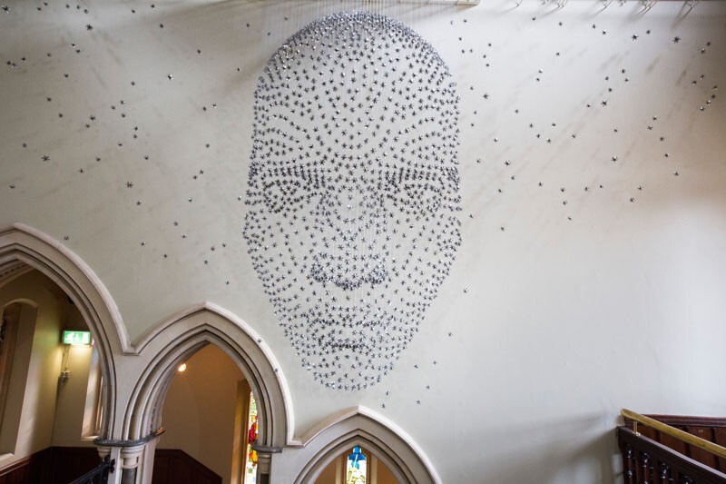 Фантастическая инсталляция: художник сделал 3D изображение из металлических звёзд