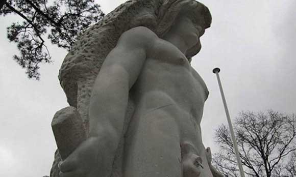 Во Франции защитили от вандалов статую Геракла, сделав его пенис съемным  