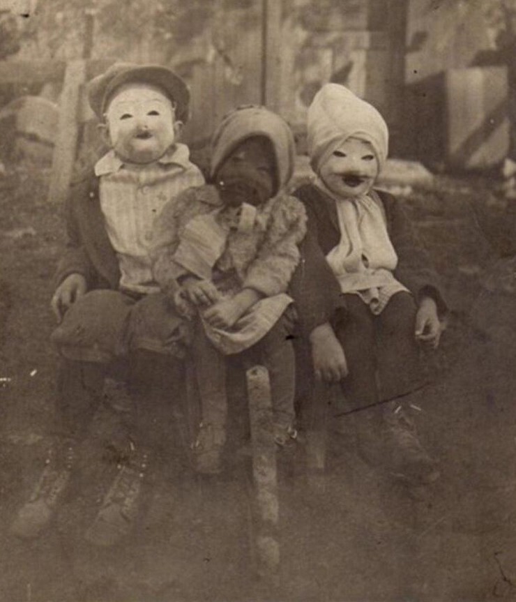 Дети в костюмах на хэллоуин.