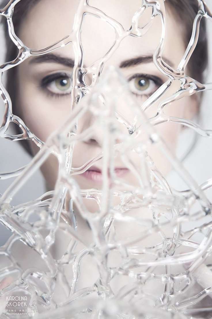 Женственность: дизайнер создал сюрреалистичные украшения из стекла