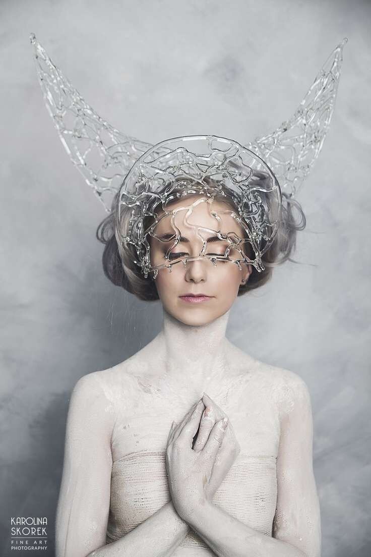 Женственность: дизайнер создал сюрреалистичные украшения из стекла