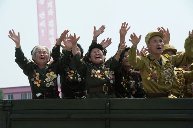 Отдельная тема — военные парады и смотры. Это прям квинтэссенция радости и счастья северокорейского народа.