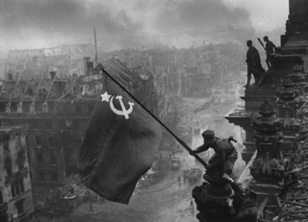 «Знамя победы над Рейхстагом» — самая известная фотография Евгения Халдея
