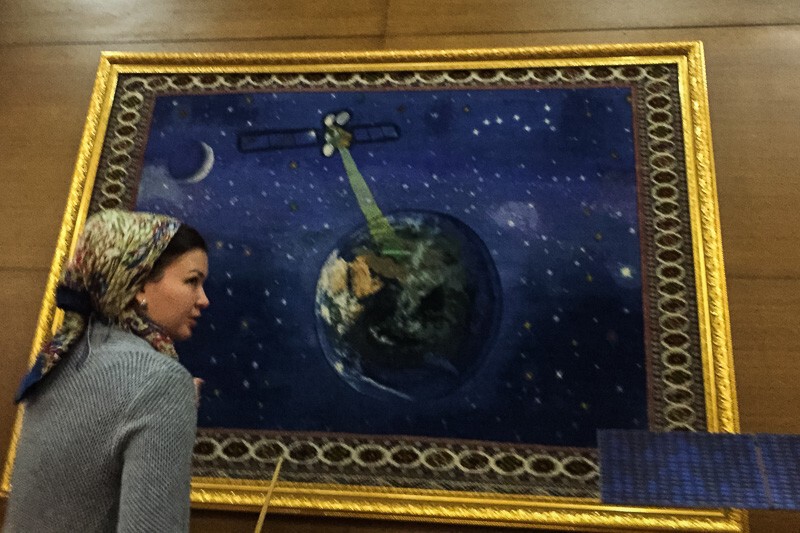 Этот ковер в честь первого туркменского спутника, который в прошлом году запустили на орбиту.