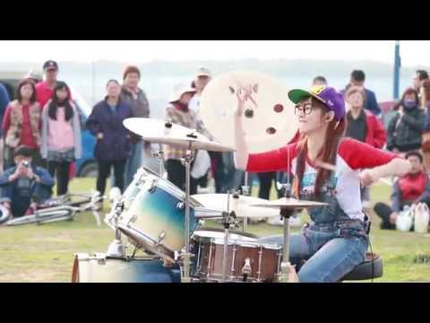 Девушка  задорно лабает на барабанах  