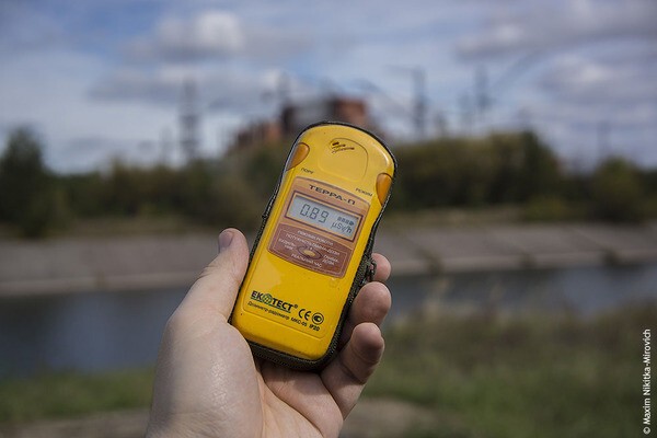 Чернобыльская атомная электростанция, вид на "Третью очередь". 89 мкр/час на дороге; на траве у обочины ощутимо выше.