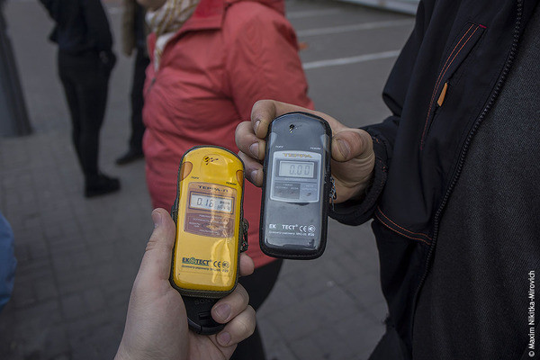 Замеры в Киеве, центр города в районе железнодорожного вокзала. 16 мкр/час. Черный дозиметр только включили, поэтому он пока показывает "ноль"