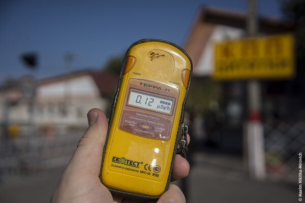 Въезд в тридцатикилометровую Зону отчуждения. 12 мкр/час, даже ниже чем в Киеве. 