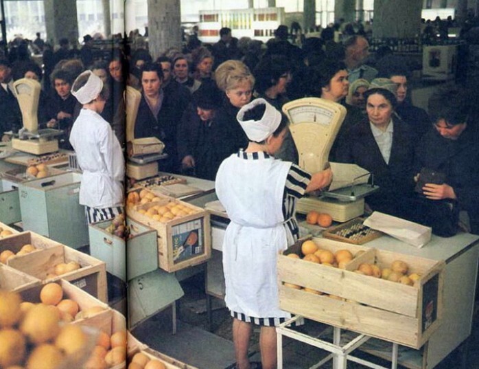 Советская продавщица в магазине 