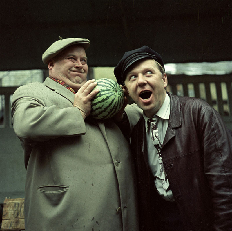 Евгений Моргунов и Олег Попов покупают арбуз 1968 год 