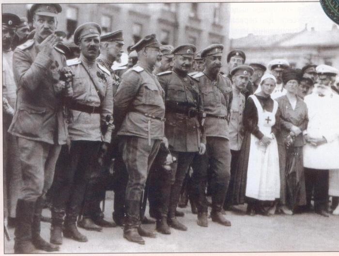 4. Генерал-лейтенант Генерального штаба Антон Иванович Деникин на Николаевской площади. Город Харьков, июнь 1919 года. 