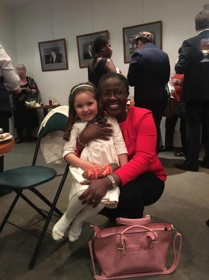 Вот она слава! Девочку, которая собиралась уехать в Африку от злых родителей, пригласил в гости посол Сьерра-Леоне