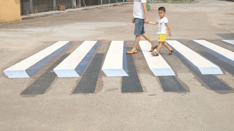 Индийский министр транспорта Нитин Гадкари предлагает использовать 3D-зебры, которые будут видны издалека и при помощи создаваемой оптической иллюзии обезопасят пешеходов от нерадивых водителей/