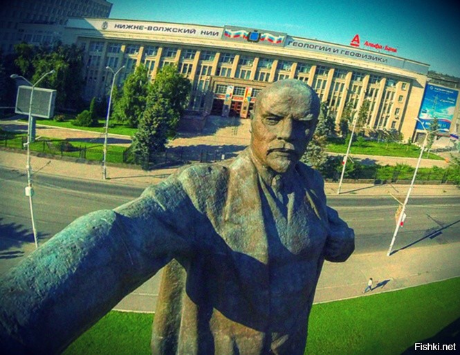 Ленин приехал в Саратов и сделал селфи для инстаграма )