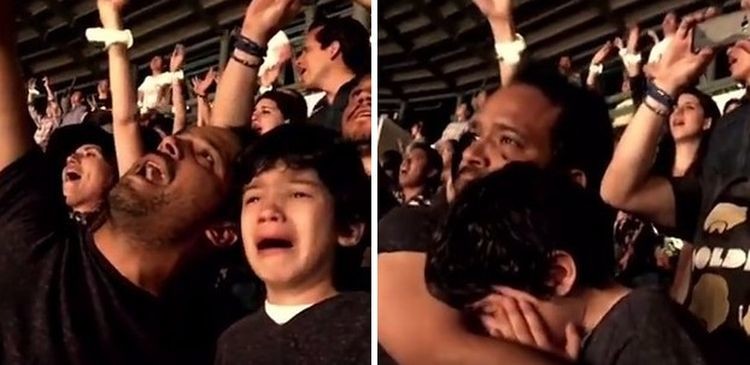  Когда сбываются мечты: отец привел страдающего аутизмом сына на концерт его любимой группы 