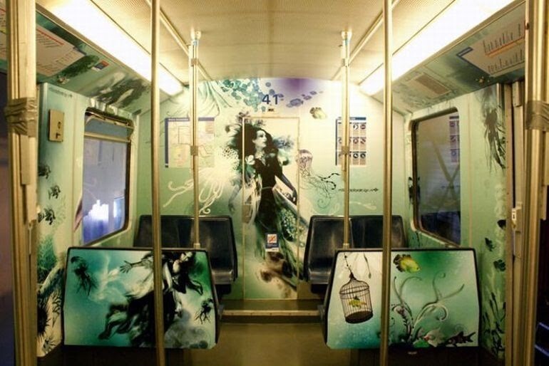 Вагон метро подзмки Амстердама. Раскрашен художниками в подводной тематике.