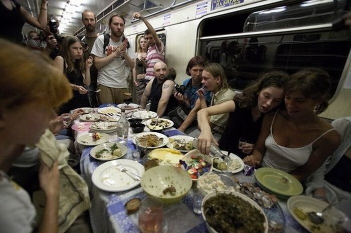 Интересная акция в вагоне метро, устроенная группой Война в честь памяти Дмитрия Пирогова.