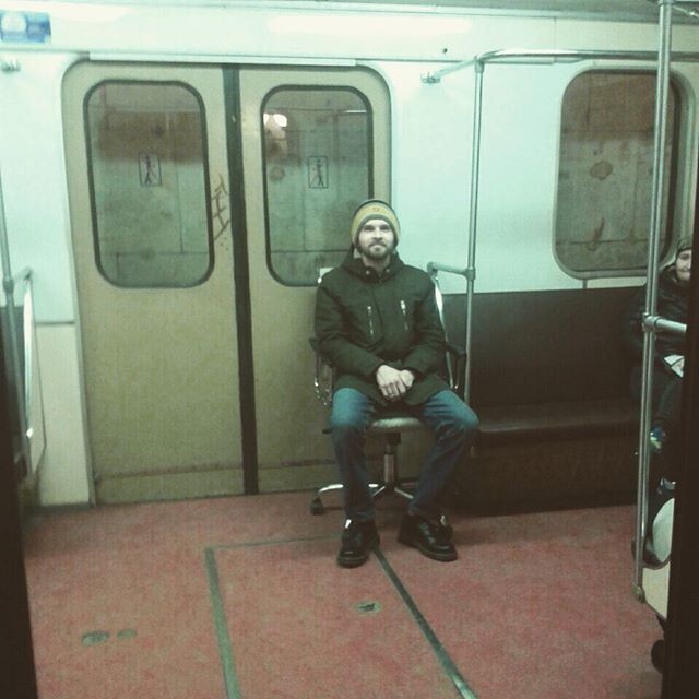 Чувак на кресле в метро